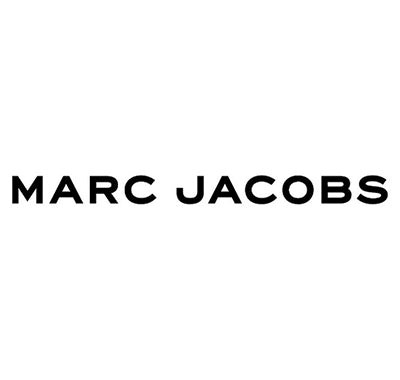 Marc Jacobs The Tote Bag in beige canvas – front view on neutral background, Marc Jacobs Daisy Eau de Toilette with floral cap – close-up with soft lighting, Model wearing Marc Jacobs crossbody bag in bold color – lifestyle street style shot,